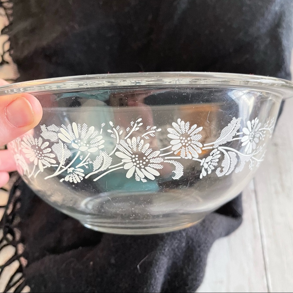PREOWNED VINTAGE PYREX CLEAR FLORAL MIXING BOWL 1.5L GLASS - Picture 7 of 8